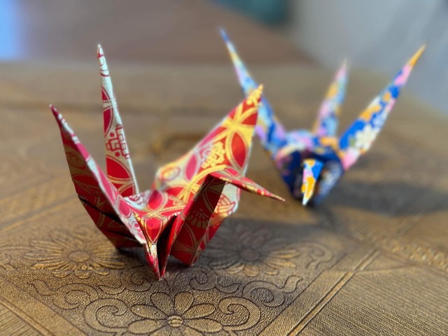 ✳︎名前詩✳︎を制作されておられる『ゆうひ堂様』より年始にいただいた友禅和紙おりがみで鶴をみんなで折らせていただきました。